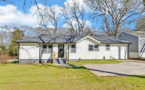 568 W Howell St, Hartwell, GA 30643
