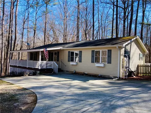 620 Lands End Rd, Seneca, SC 29678