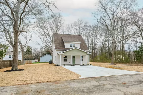 2 W 2nd St, Williamston, SC 29697