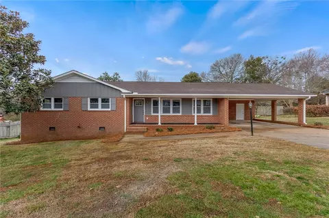 9 Mistletoe Dr, Greenville, SC 29617