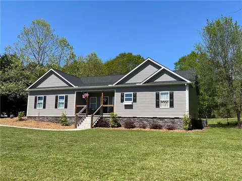 202 Green Tree Trl, Westminster, SC 29693