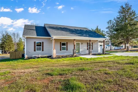 810 Hellams St, Fountain Inn, SC 29644