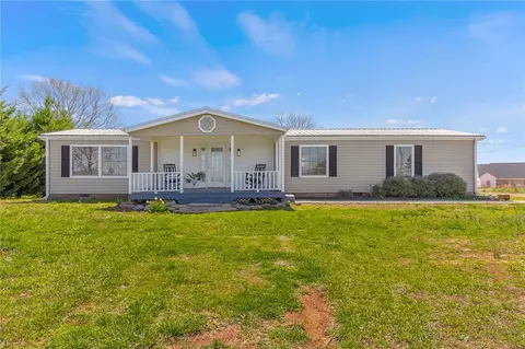 832 N Old Pendleton Rd, Liberty, SC 29657 photo 2