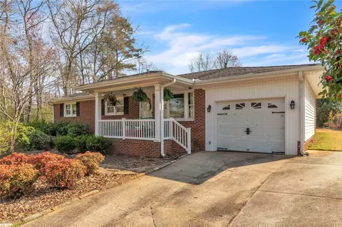 13 Woodridge Dr, Greenville, SC 29611