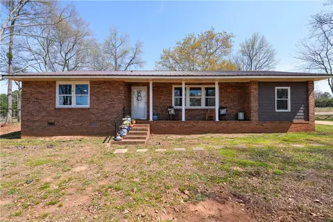 104 Colonial Dr, Pelzer, SC 29669