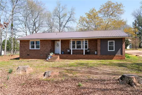 104 Colonial Dr, Pelzer, SC 29669 photo 2