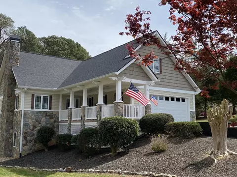 59 Players Ln, Hartwell, GA 30643