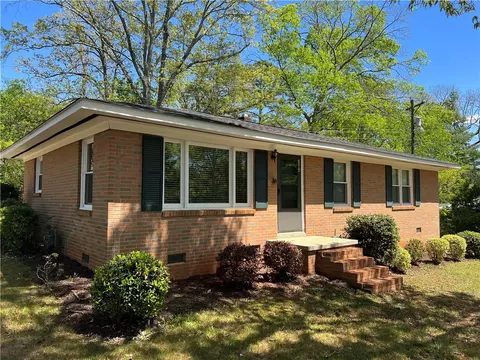 2016 Corinth Dr, Seneca, SC 29672 photo 2