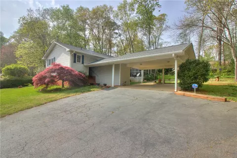 405 Hartwell Dr, Seneca, SC 29672