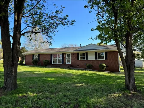 301 Lakewood Dr, Pendleton, SC 29670