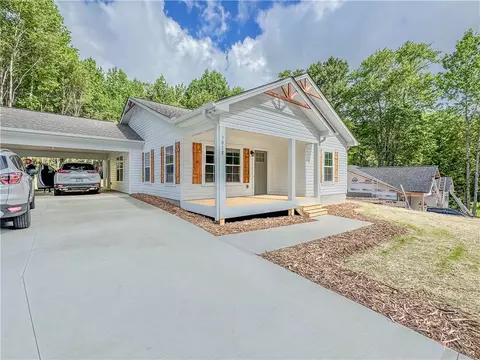 301 B Shadybrook Dr, Walhalla, SC 29691