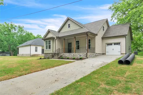 417 Thompson St, Pendleton, SC 29670 photo 2