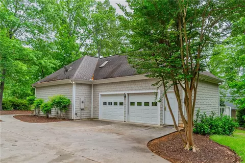 906 Shadow Oaks Dr, Seneca, SC 29672 photo 2