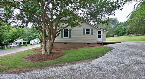 204 Aiken St, Central, SC 29630