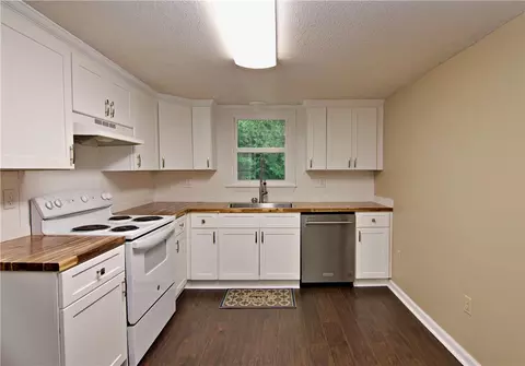 204 Aiken St, Central, SC 29630 photo 4