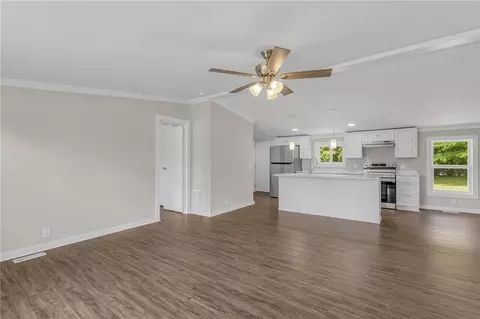 202 Jalan Dr, Williamston, SC 29697 photo 7