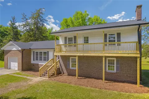 104 Dixon St, Clinton, SC 29325