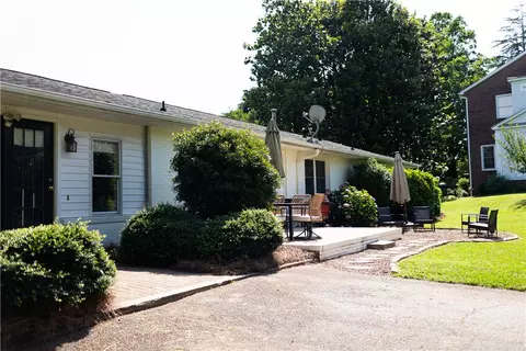183 E Queen St, Pendleton, SC 29670 photo 2