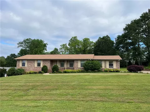 408 E Crescent Dr, Seneca, SC 29678
