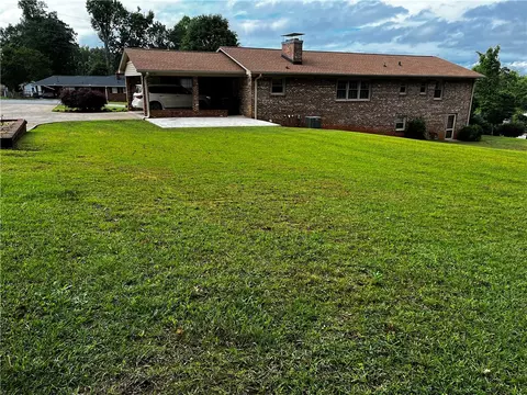 408 E Crescent Dr, Seneca, SC 29678 photo 2