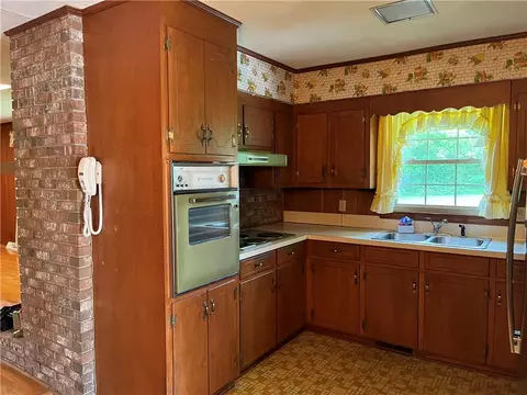 408 E Crescent Dr, Seneca, SC 29678 photo 4