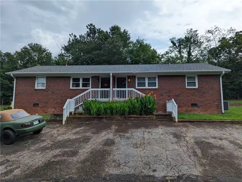 Exterior - 202 Kennemore St, Central, SC 29630 photo 1 of 10