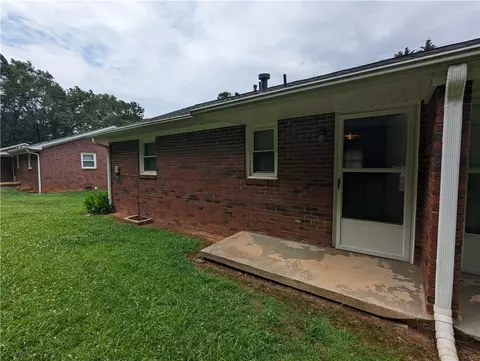 Exterior - 202 Kennemore St, Central, SC 29630 photo 4 of 10