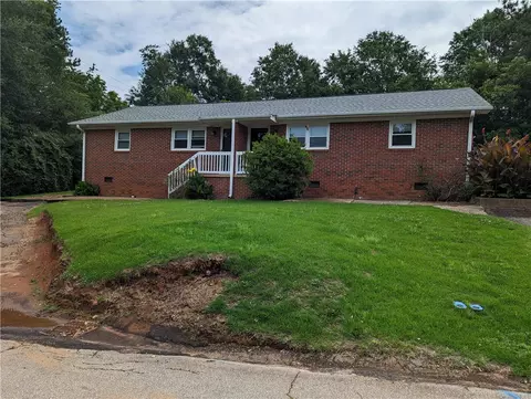 Exterior - 202 Kennemore St, Central, SC 29630 photo 2 of 10