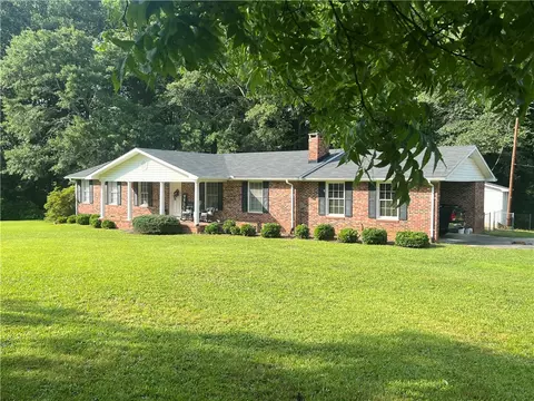 211 Elizabeth St, Honea Path, SC 29654