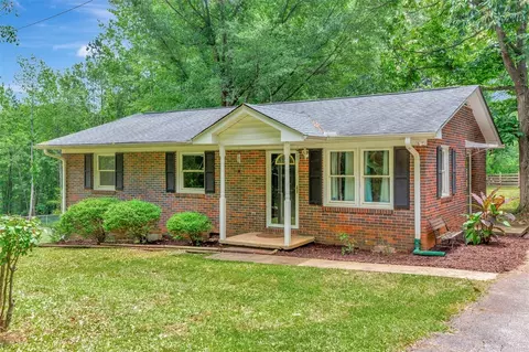 855 Robinhood Dr, Walhalla, SC 29691