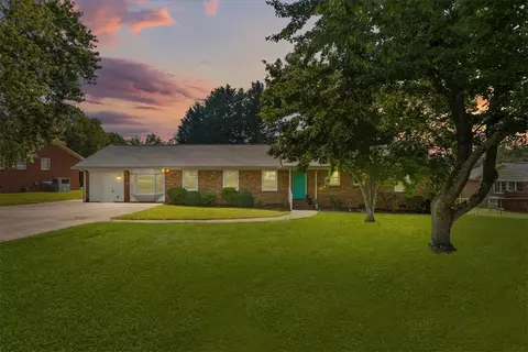 8 Danbury Dr, Greenville, SC 29615