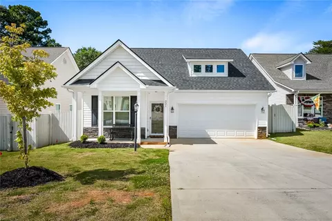 221 Magnolia Ln, Pendleton, SC 29670
