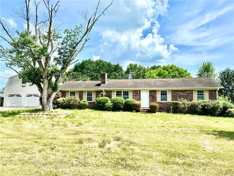 233 Hickory Dr, Easley, SC 29642 photo 1