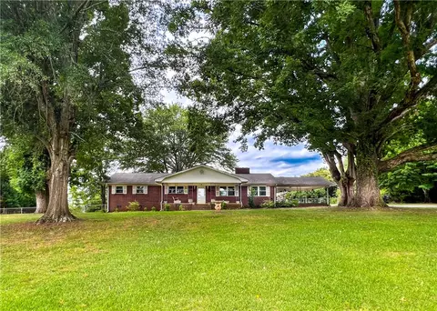 305 Mary Ann St, Easley, SC 29640