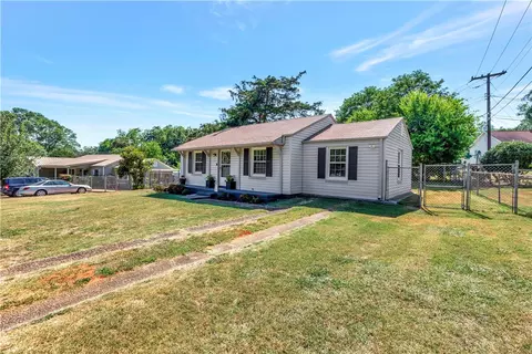 402 S Elm St, Pendleton, SC 29670 photo 3