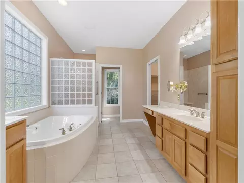 Bath - 331 N Summit Dr, Seneca, SC 29672 photo 2 of 4