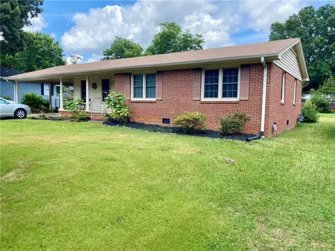 114 Elm St, Belton, SC 29627