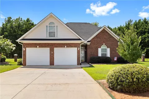 152 Camelot Dr, Seneca, SC 29672