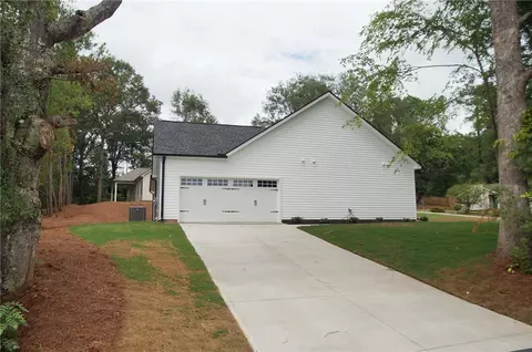 104 Coker Cir, Central, SC 29630 photo 2