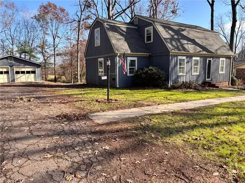 211 Heather Dr, Central, SC 29630