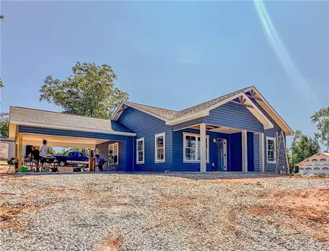 607 S Walnut St, Seneca, SC 29678 photo 2