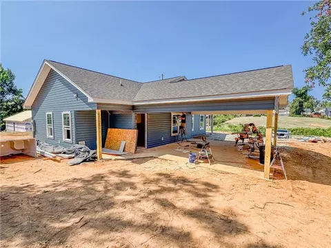 607 S Walnut St, Seneca, SC 29678 photo 5