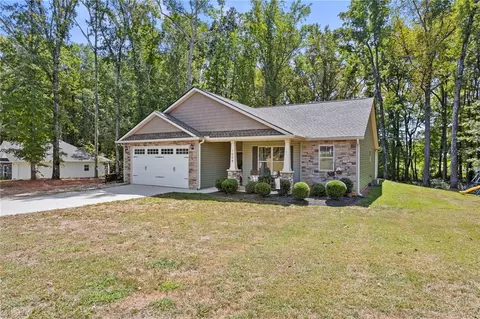 1008 Saluda Dr, Williamston, SC 29697