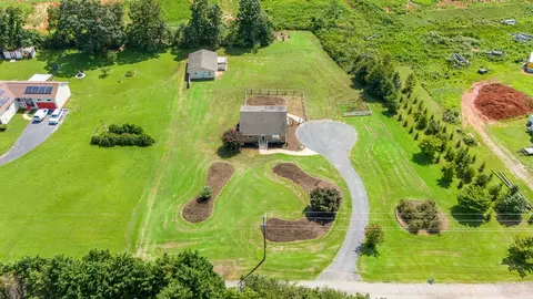 121 Bluebird Ln, Spartanburg, SC 29303