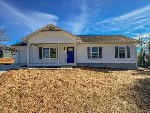 615 S Walnut St, Seneca, SC 29678