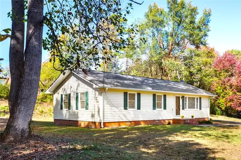 105 Bobolink Dr, Walhalla, SC 29691