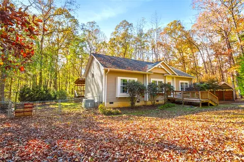 505 Azalea Dr, Tamassee, SC 29686