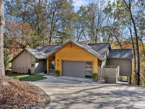 25 Mainsail Dr, Salem, SC 29676