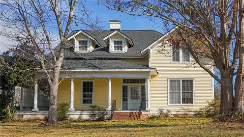 811 S Cherry St, Seneca, SC 29678