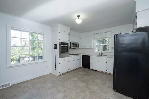 Kitchen - 206 Westminster Dr, Pendleton, SC 29670 photo 3 of 4
